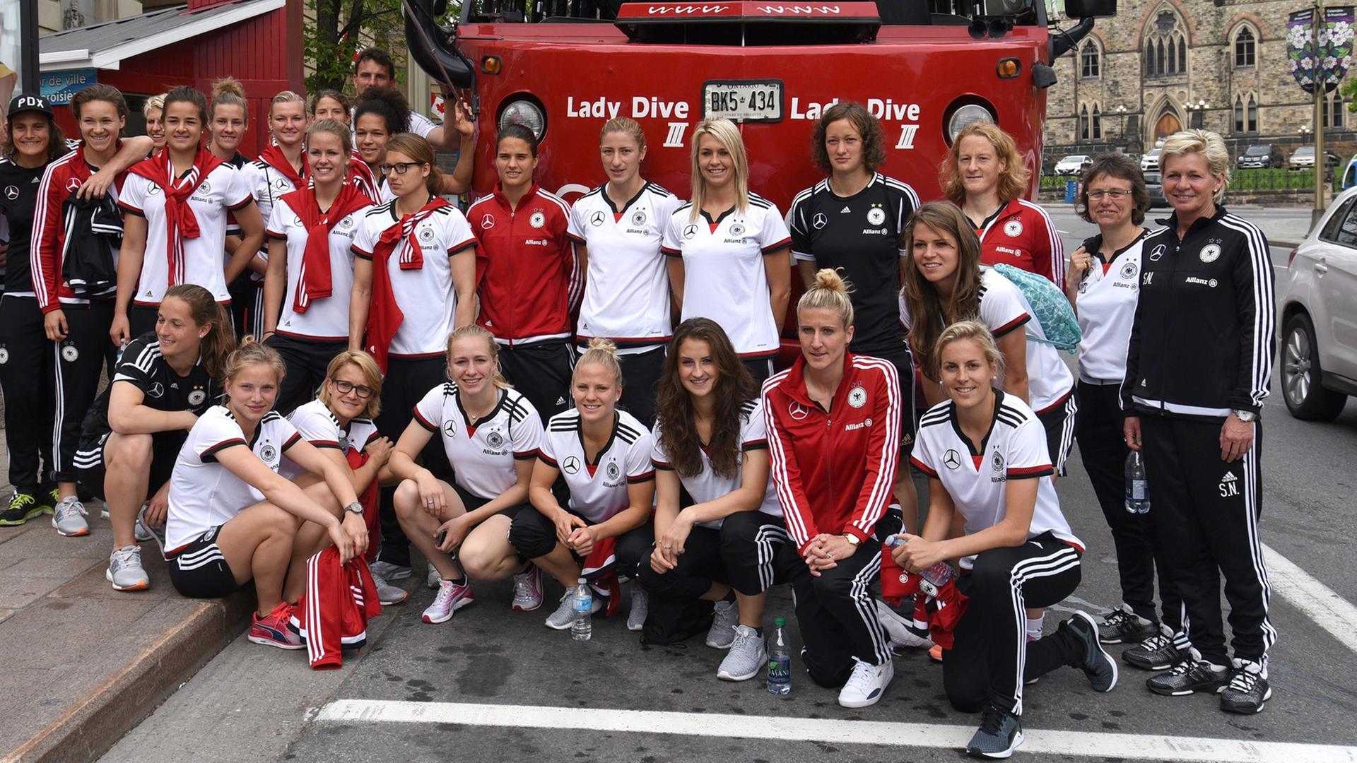 Vor dem Auftakt zur Frauen-Fußball-WM: Das DFB-Team mit Bundestrainerin Silvia Neid (ganz rechts) in Ottawa Vor dem Auftakt zur Frauen-Fußball-WM: Das DFB-Team mit Bundestrainerin Silvia Neid (ganz rechts) in Ottawa