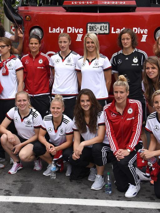 Vor dem Auftakt zur Frauen-Fußball-WM: Das DFB-Team mit Bundestrainerin Silvia Neid (ganz rechts) in Ottawa