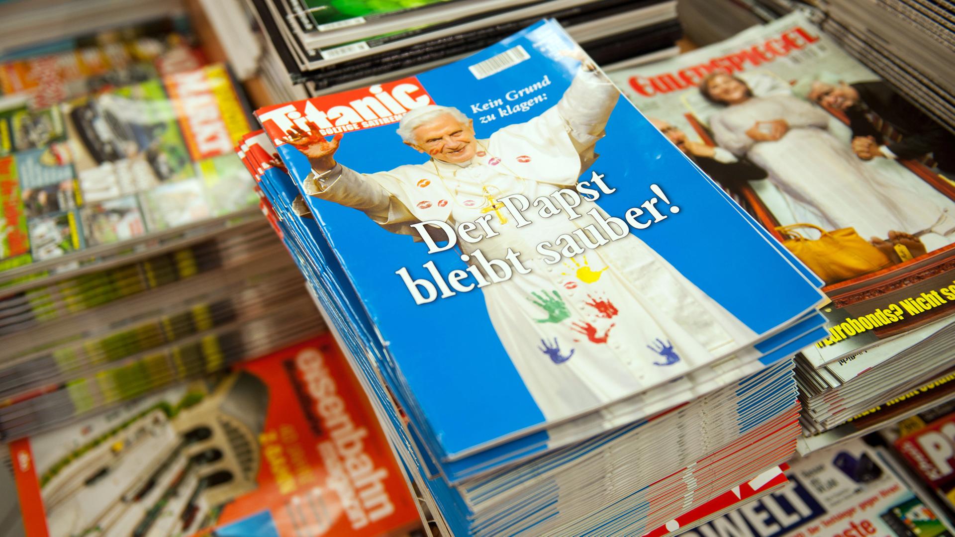 Ein Stapel Titanic-Magazine, mit Papst Johannes Paul II. auf dem Titelbild, liegt zum Verkauf bereit. Ein Stapel Titanic-Magazine, mit Papst Johannes Paul II. auf dem Titelbild, liegt zum Verkauf bereit.