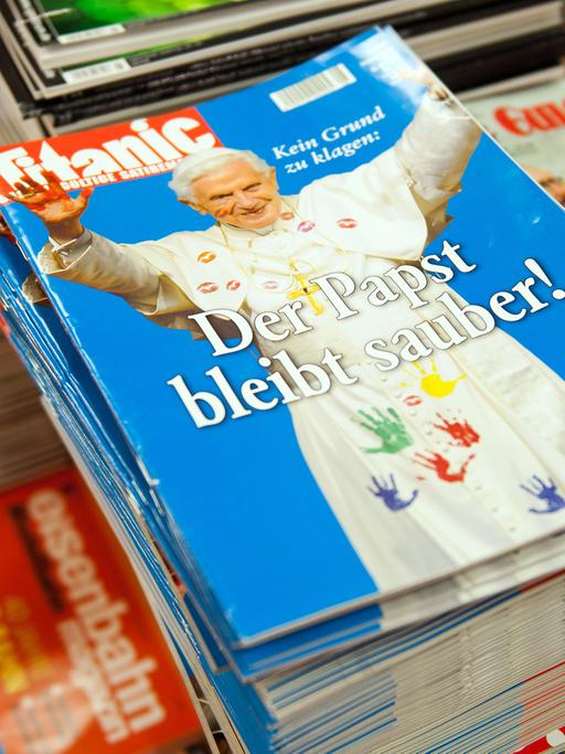 Ein Stapel Titanic-Magazine, mit Papst Johannes Paul II. auf dem Titelbild, liegt zum Verkauf bereit. 