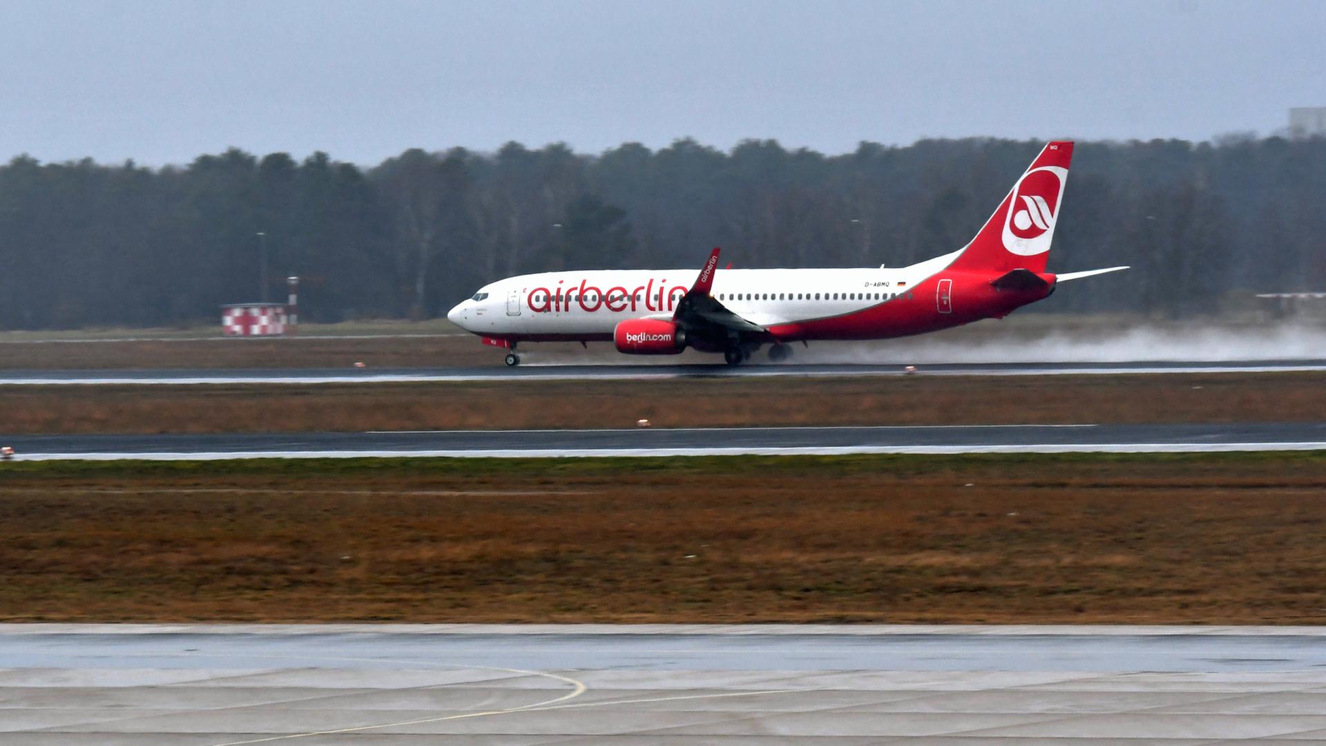Eine Maschine der ehemaligen Fluglinie "Air Berlin" startet am 2. Januar 2018 in Berlin am Flughafen Tegel. Das Flugzeug hat nach der Insolvenz der Fluggesellsachaft den Besitzer gewechselt, wurde aber bisher nicht umlackiert.