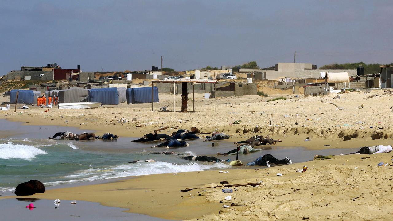 An der libyschen Küste in der Nähe von Tripolis wurden tote Flüchtlinge angeschwemmt. An der libyschen Küste in der Nähe von Tripolis wurden tote Flüchtlinge angeschwemmt.