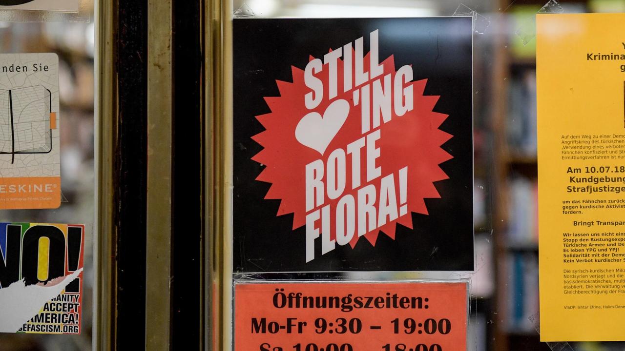 Hamburg: Ein Plakat mit der Aufschrift: "Still loving Rote Flora!" hängt in einem Ladenlokal im Hamburger Schanzenviertel. Hamburg: Ein Plakat mit der Aufschrift: "Still loving Rote Flora!" hängt in einem Ladenlokal im Hamburger Schanzenviertel.