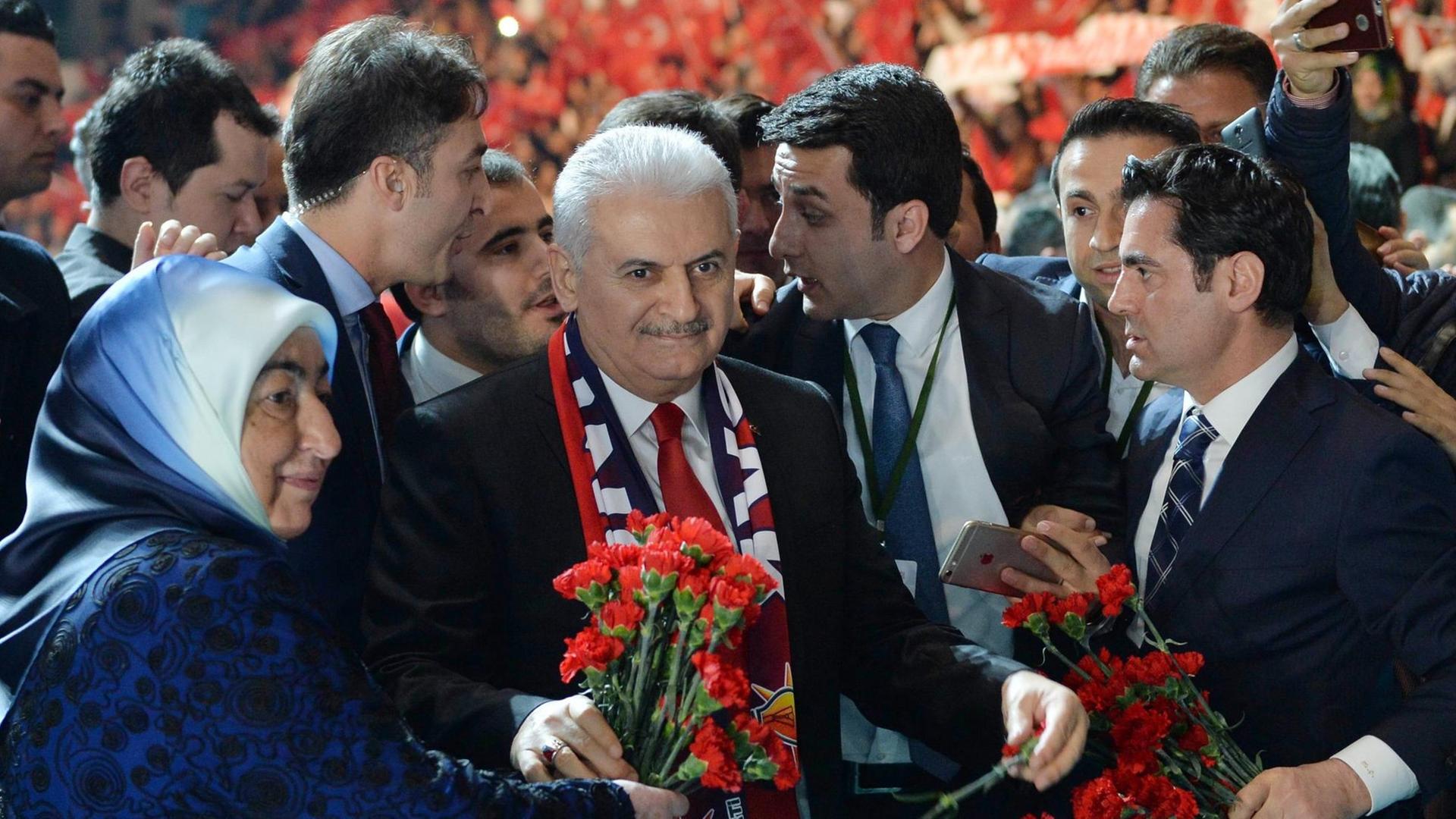 Der türkische Ministerpräsident Binali Yildirim auf dem offiziellen Wahlkampfauftakt für das Verfassungsreferendum. Der türkische Ministerpräsident Binali Yildirim auf dem offiziellen Wahlkampfauftakt für das Verfassungsreferendum.
