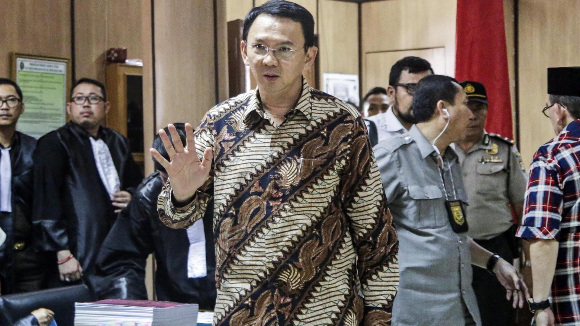 Jakartas Gouverneur Purnama steht wegen Blasphemie vor Gericht. Jakartas Gouverneur Purnama steht wegen Blasphemie vor Gericht.