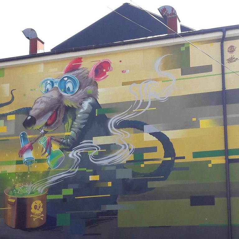Ein Graffiti auf einer Hauswand neben Haupteingang der Chemie-Fakulät in Pristina zeigt eine Ratte, die mit Reagenzgläsern experimentiert