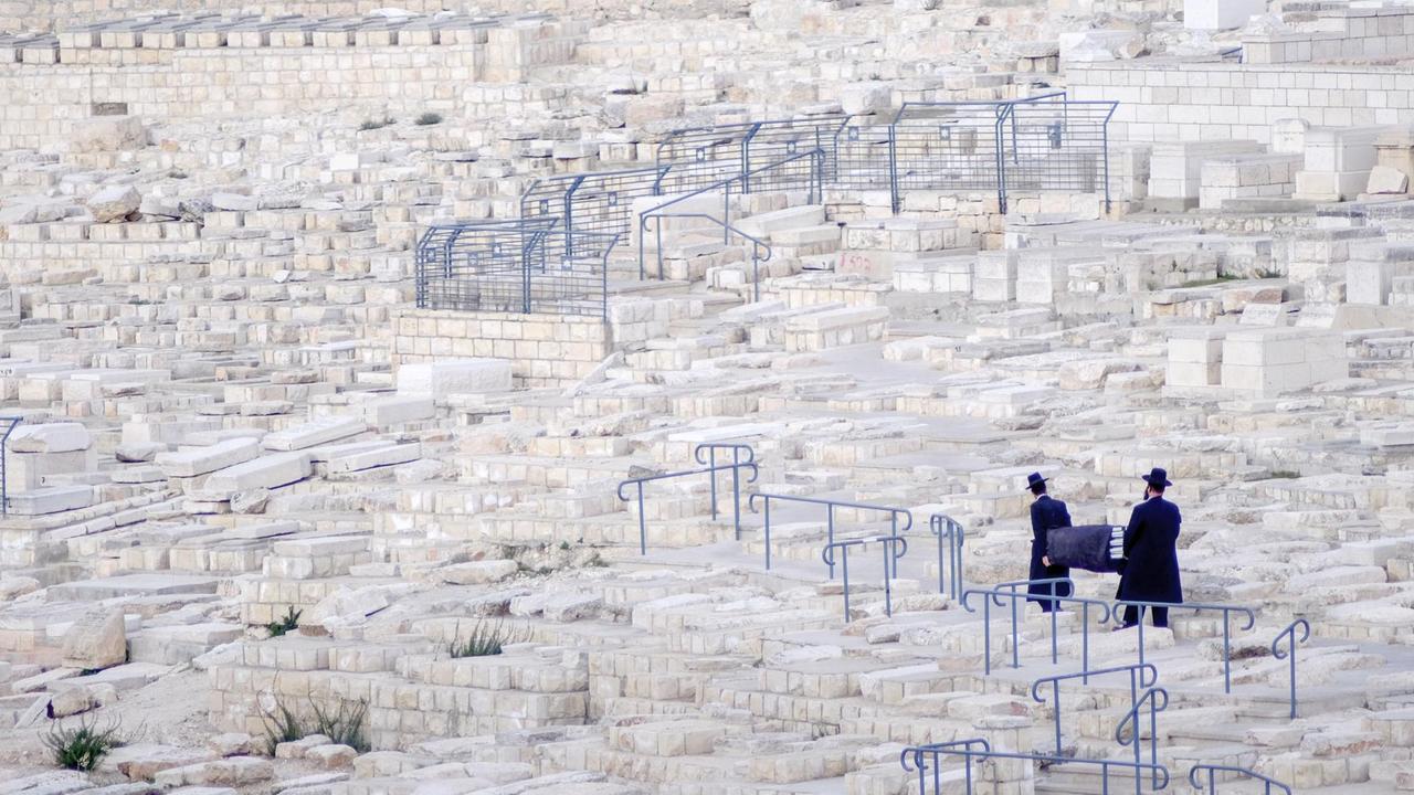 Zwei jüdische Männer in der Altstadt von Jerusalem. Zwei jüdische Männer in der Altstadt von Jerusalem.