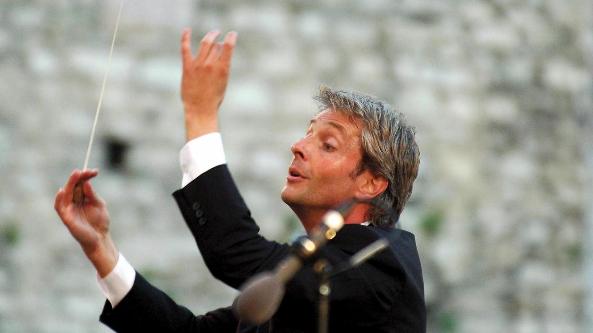 Dirigent Alexander Liebreich während seines Auftritts mit dem "Lyon National Orchestra" während des 49. Festivals der zwei Welten in Spoleto, 2006. Dirigent Alexander Liebreich während seines Auftritts mit dem "Lyon National Orchestra" während des 49. Festivals der zwei Welten in Spoleto, 2006.