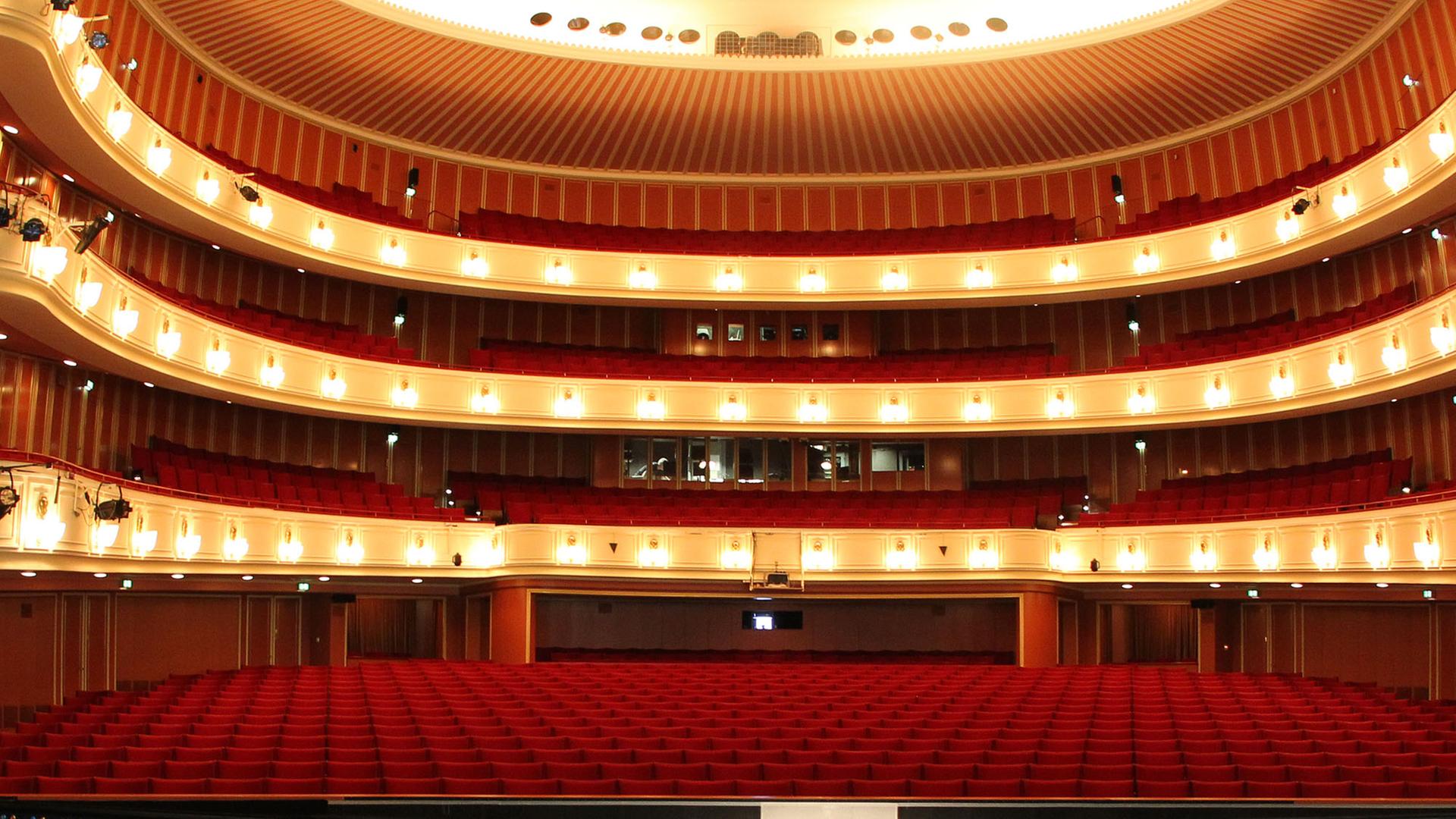 Blick auf den Souffleurskasten und den Zuschauerraum der Oper Düsseldorf