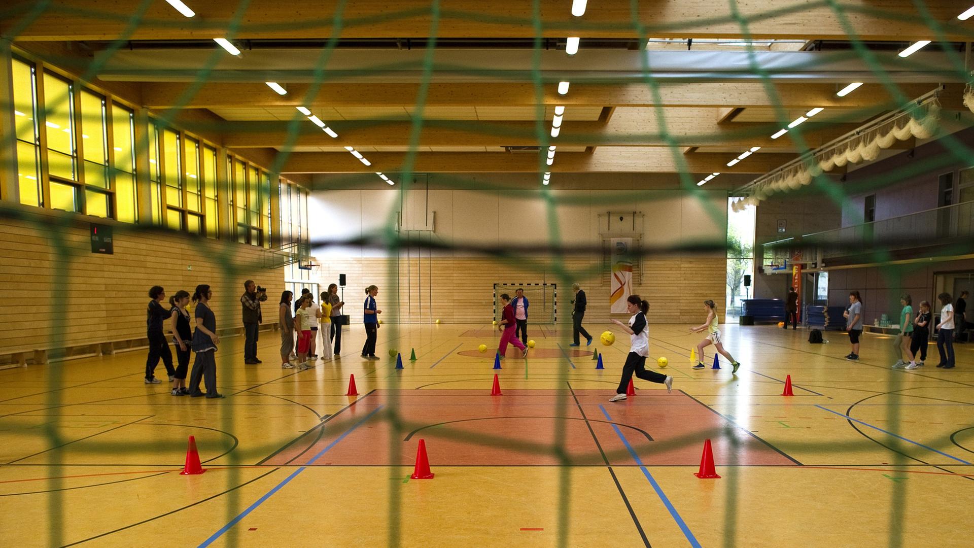 Schülerinnen der Klassen 5 bis 7 in der 25. Mittelschule in Dresden beim Schulsport