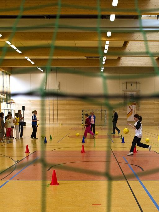 Schülerinnen der Klassen 5 bis 7 in der 25. Mittelschule in Dresden beim Schulsport