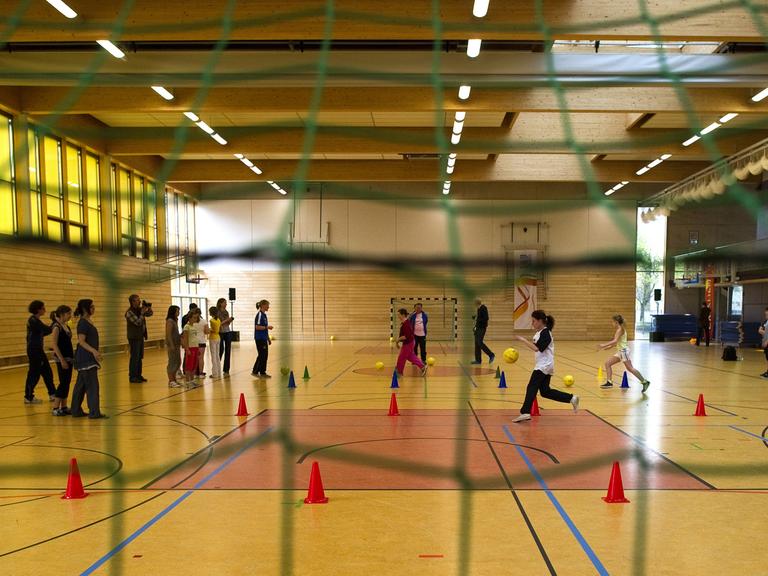 Schülerinnen der Klassen 5 bis 7 in der 25. Mittelschule in Dresden beim Schulsport