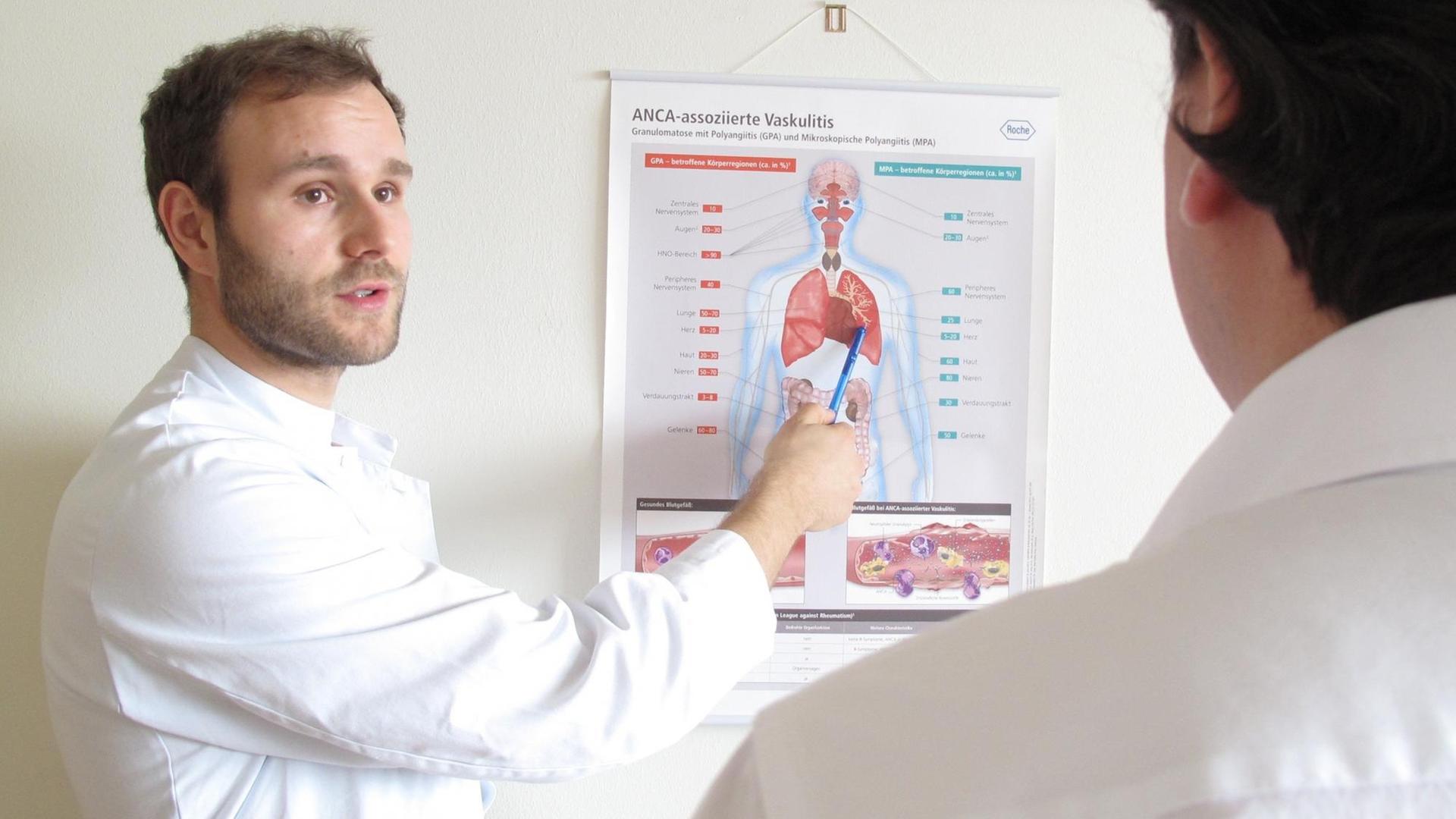 Ein Artzt im weissen Kittel erläutert einem Patienten, den man nur von hinten sieht, das, was auf einer medizinischen Tafel erläutert ist. Ein Artzt im weissen Kittel erläutert einem Patienten, den man nur von hinten sieht, das, was auf einer medizinischen Tafel erläutert ist.