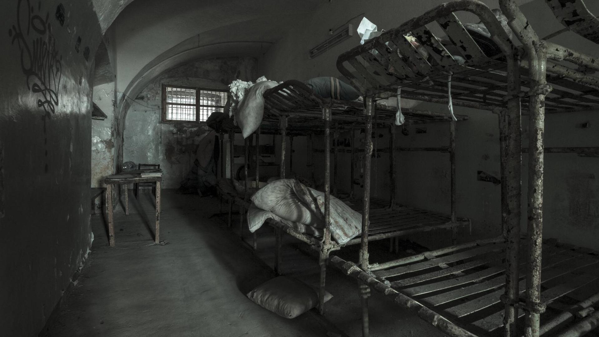 Stockbetten im früheren Gefängnis Patarei, Tallin