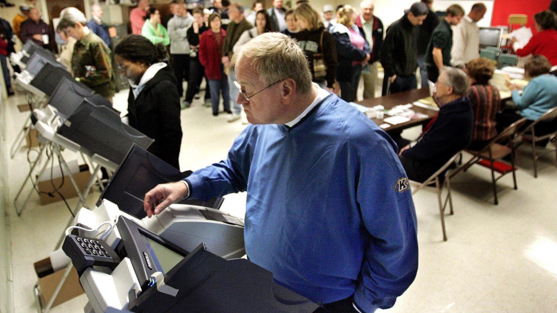 Ein Wähler im Bundesstaat Ohio bei seiner Stimmabgabe am Computer. Ein Wähler im Bundesstaat Ohio bei seiner Stimmabgabe am Computer.