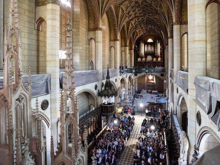 Mit einem Gottesdienst in der Schlosskirche in Wittenberg (Sachsen-Anhalt) hat der Lutherische Weltbund (LWB) am Sonntag (23.08.15) sein internationales Jugendnetzwerk-Treffen eroeffnet (Foto). Zu der sogenannten Reformationswerkstatt werden bis 4. September mehr als 140 junge Reformer aus ueber 60 Laendern erwartet. Zu dem Treffen des Global Young Reformers Network hat das Deutsche Nationalkomitee des LWB eingeladen. Die Teilnehmer wollen bei der Werkstatt Wittenberg Reformationsprojekte entwickeln, die sie bis 2017 in ihren Heimatkirchen umsetzen wollen. Die Ergebnisse sollen auch in die Vorhaben des LWB zum 500. Reformationsjubilaeum 2017 einfliessen.
