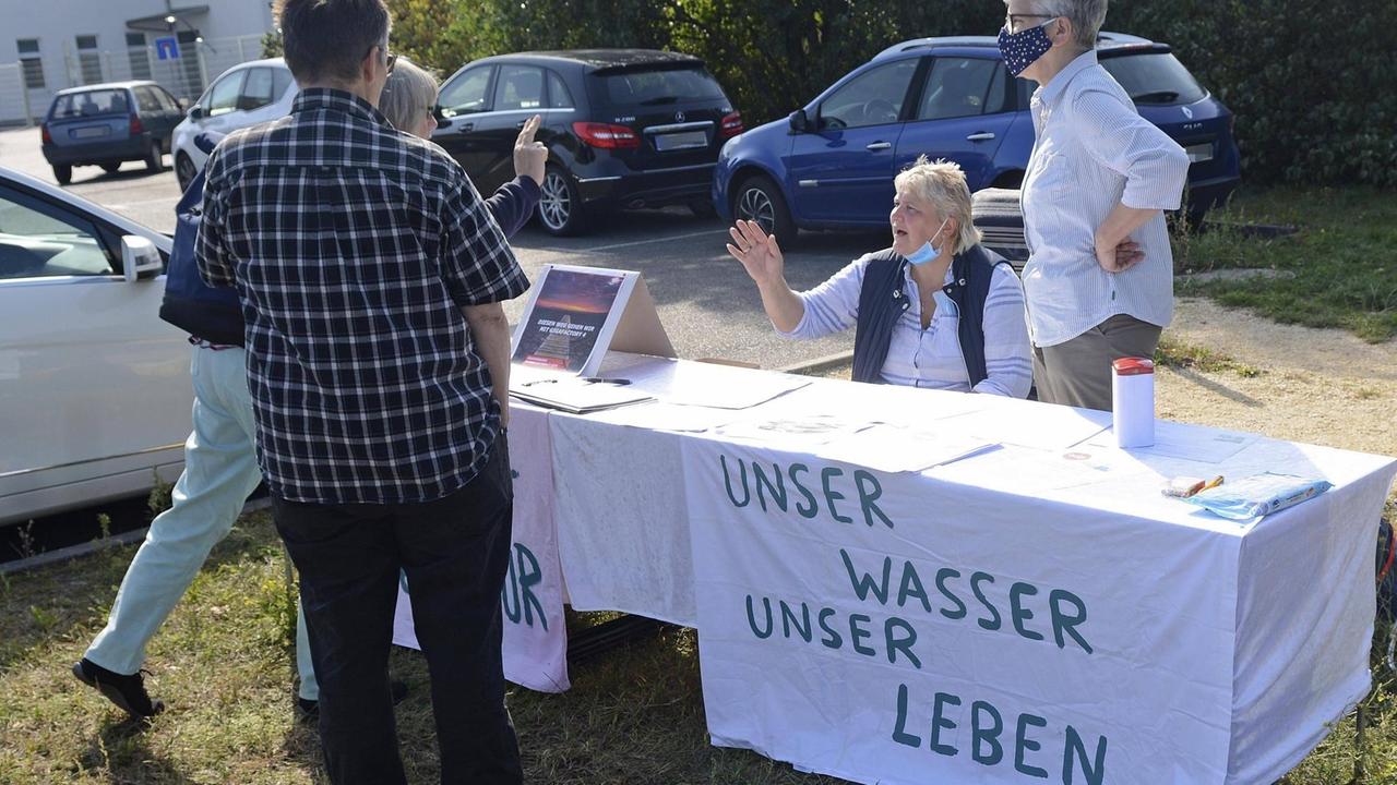 23.09.2020 , Brandenburg / Erkner : In der Stadthalle Erkner findet der erste Erörterungstermin zu der in Grünheide geplanten Tesla - Autofabrik statt . Gegner und Befürworter der von Elon Musk geplanten Gigafactory 4 nehmen an der Anhörung teil