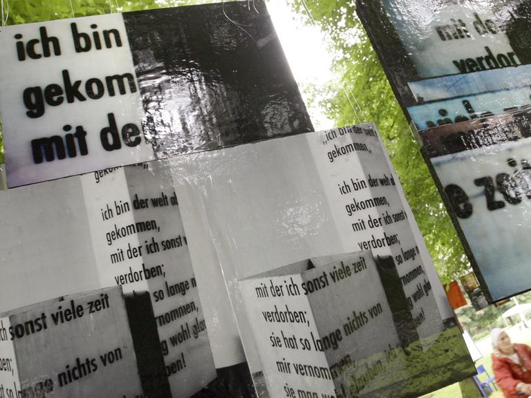 Plakate mit Schriften der Künstlerin Alexandra Vigh hängen am Freitag (11.07.2008) als Lyrik-Installation über den Wegen auf dem Marienfriedhof in Hildesheim.