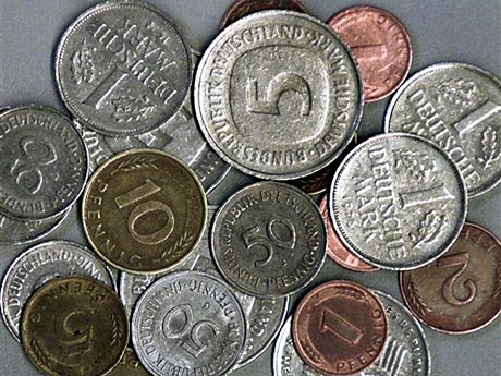 Das Archivfoto zeigt D-Mark-Münzen im Wert zwischen einem Pfennig und fünf DM. Das Archivfoto zeigt D-Mark-Münzen im Wert zwischen einem Pfennig und fünf DM.