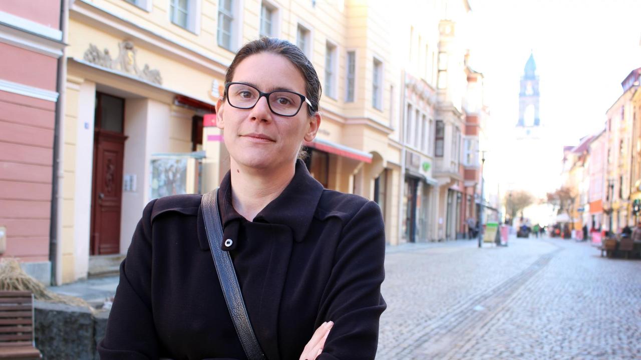 Im dunklen Mantel steht Annalena Schmidt auf der Reichenstraße in Bautzen. Im dunklen Mantel steht Annalena Schmidt auf der Reichenstraße in Bautzen.