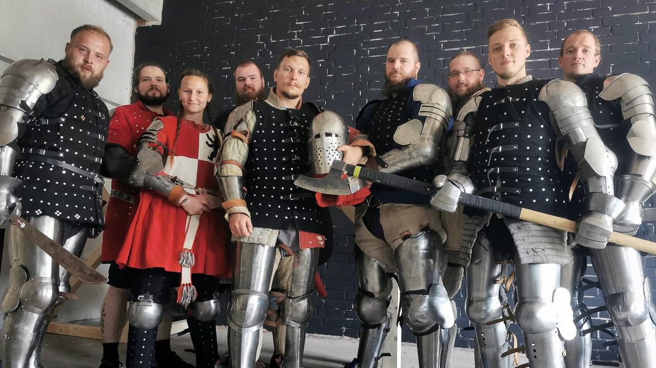 In Rüstungen gekleidete Kämpfer des mittelalterlichen Kampfspiels Buhurt