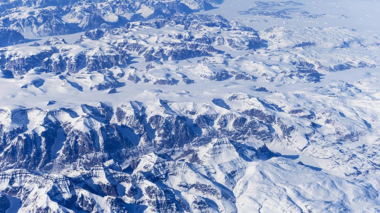 Zu sehen ist eine Luftaufnahme des Grönländischen Eisschilds aus dem Jahr 2014. Zu sehen ist eine Luftaufnahme des Grönländischen Eisschilds aus dem Jahr 2014.