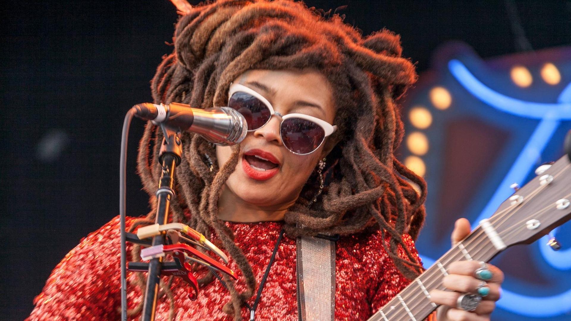 Valerie June singt während der Verantsaltung Luck Reunion in Spicewood, Texas, U.S. Valerie June singt während der Verantsaltung Luck Reunion in Spicewood, Texas, U.S.
