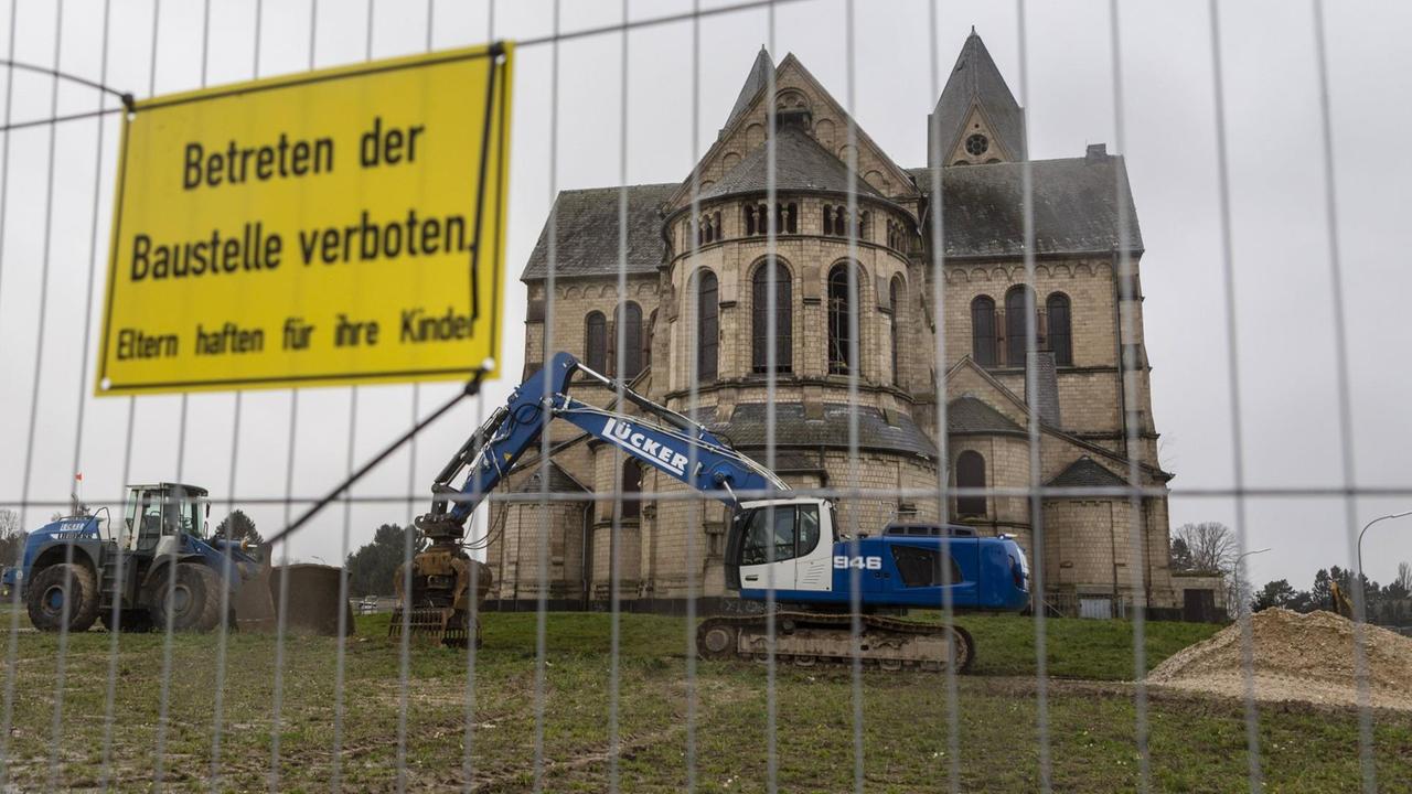 Die ehemalige Kirche St. Lambertus, im Volksmund Immerather Dom genannt, muss dem Braunkohletagebau Garzweiler weichen. Die ehemalige Kirche St. Lambertus, im Volksmund Immerather Dom genannt, muss dem Braunkohletagebau Garzweiler weichen.
