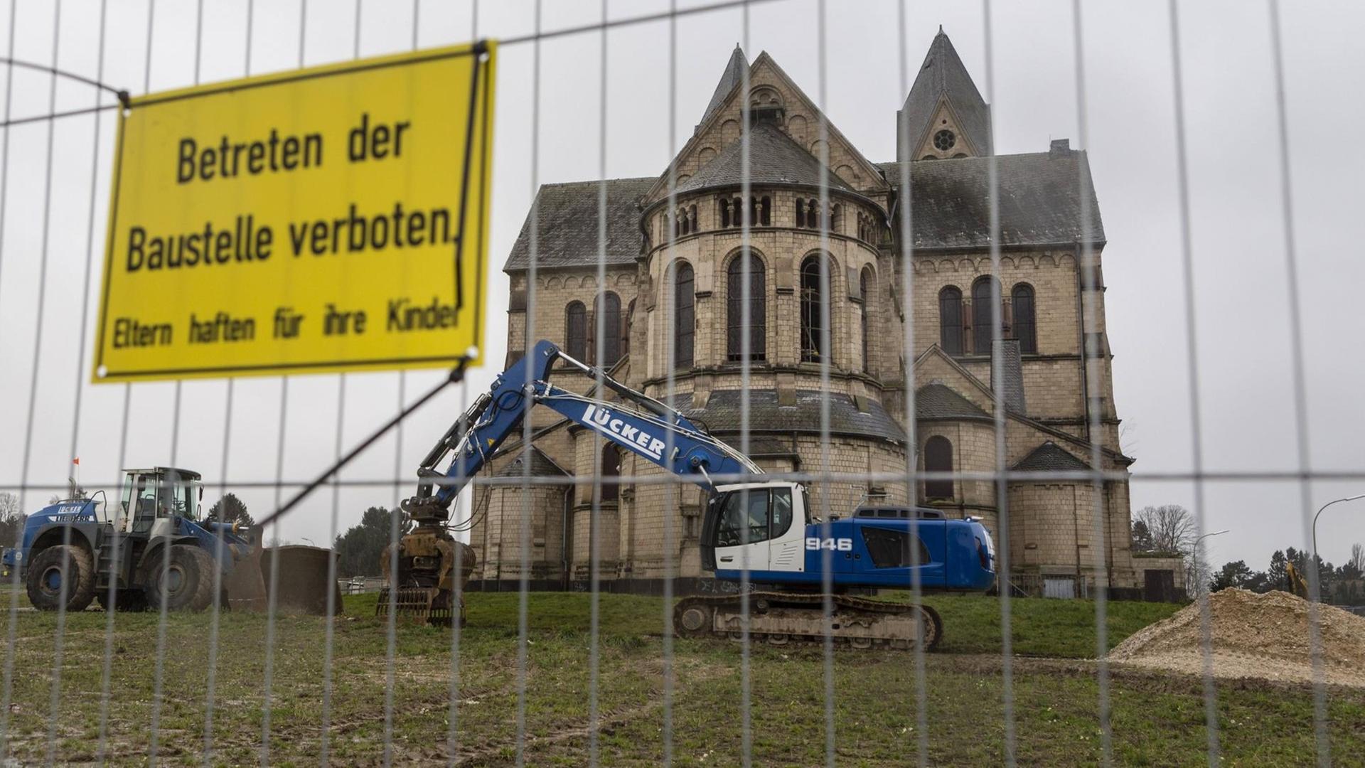 Die ehemalige Kirche St. Lambertus, im Volksmund Immerather Dom genannt, muss dem Braunkohletagebau Garzweiler weichen. Die ehemalige Kirche St. Lambertus, im Volksmund Immerather Dom genannt, muss dem Braunkohletagebau Garzweiler weichen.