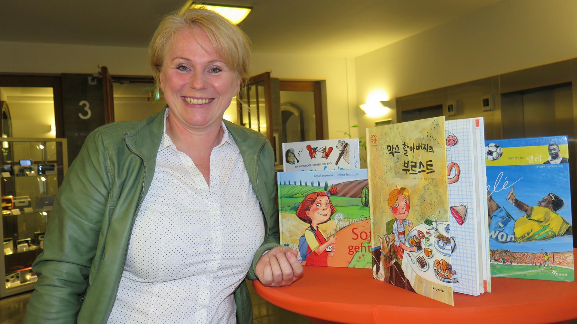 Die Kinderbuchillustratorin Dorina Tessmann war am 13. Oktober 2016 zu Gast im Deutschlandradio Kutlur, Lesart. Sie stellte dort ihre Arbeit für koreanische Verlage vor. Die Kinderbuchillustratorin Dorina Tessmann war am 13. Oktober 2016 zu Gast im Deutschlandradio Kutlur, Lesart. Sie stellte dort ihre Arbeit für koreanische Verlage vor.