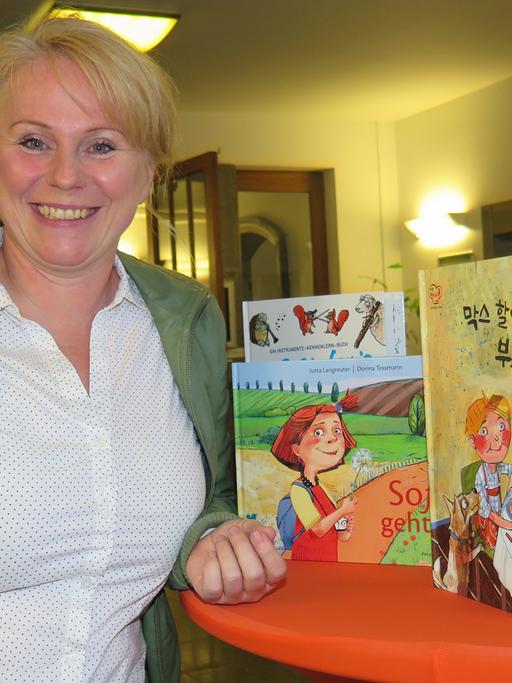 Die Kinderbuchillustratorin Dorina Tessmann war am 13. Oktober 2016 zu Gast im Deutschlandradio Kutlur, Lesart. Sie stellte dort ihre Arbeit für koreanische Verlage vor.