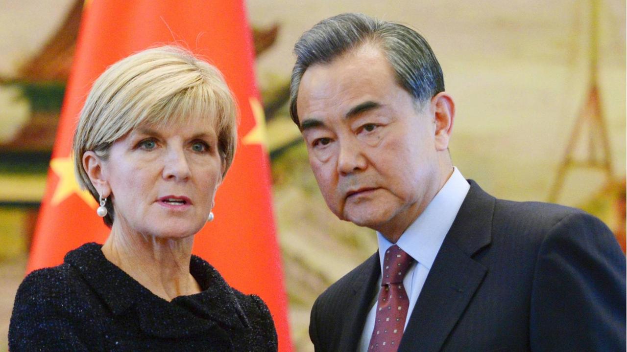 Australiens Außenministerin und der Chinesische Außenminister schütteln sich die Hände. 