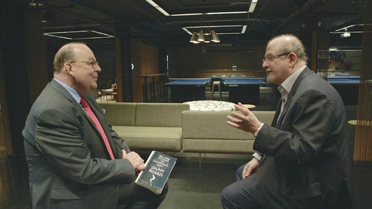Denis Scheck (l.) im Gespräch mit Salman Rushdie