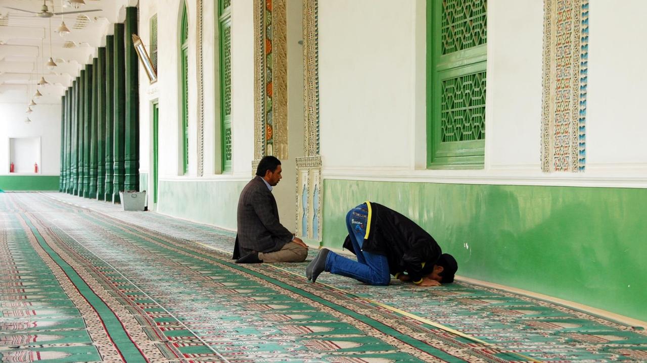 Zwei Männer beten in der Idgar Moschee in der Stadt Kashgar 