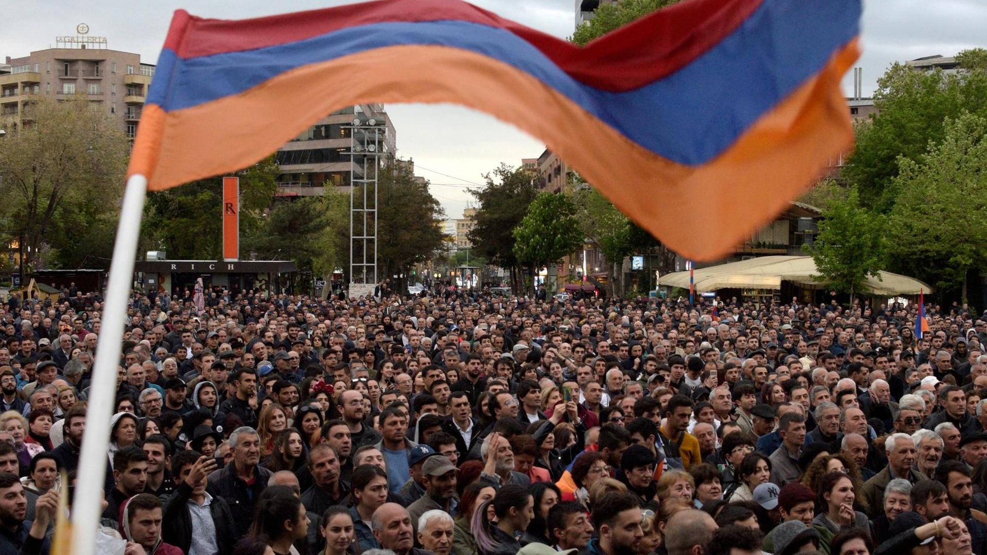 In der armenischen Hauptstadt Eriwan protestieren tausende Menschen gegen Präsident Sargsjan 