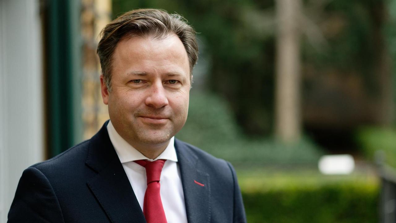 Malte Boecker, Geschäftsführender Vorstand des Beethoven-Hauses, steht am 20. Februar 2019 vor dem Haus in Bonn. Malte Boecker, Geschäftsführender Vorstand des Beethoven-Hauses, steht am 20. Februar 2019 vor dem Haus in Bonn.
