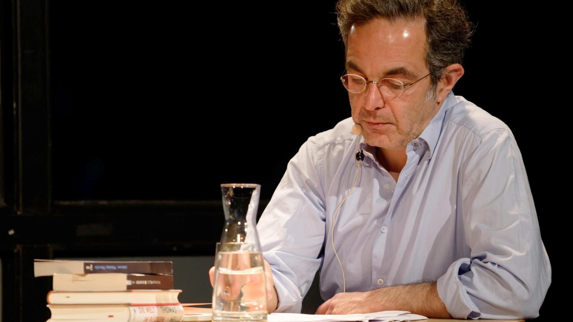 Der Autor Navid Kermani sitzt bei einer Veranstaltung im Rahmen des Literatur-Festivals Lit.Cologne im März 2019 auf dem Podium. Der Autor Navid Kermani sitzt bei einer Veranstaltung im Rahmen des Literatur-Festivals Lit.Cologne im März 2019 auf dem Podium.