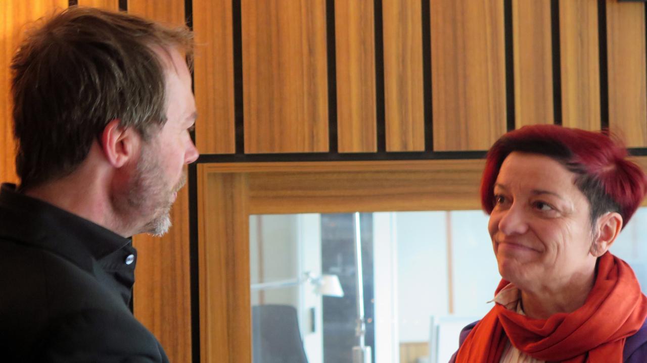 Die feministische Linguistin Laura Méritt im Gespräch mit Moderator Stephan Karkowsky Die feministische Linguistin Laura Méritt im Gespräch mit Moderator Stephan Karkowsky