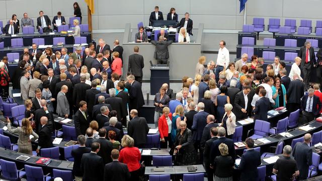 Abgeordnete währen der letzten Sondersitzung des Deutschen Bundestages zu Griechenland-Hilfspaketen in Berlin