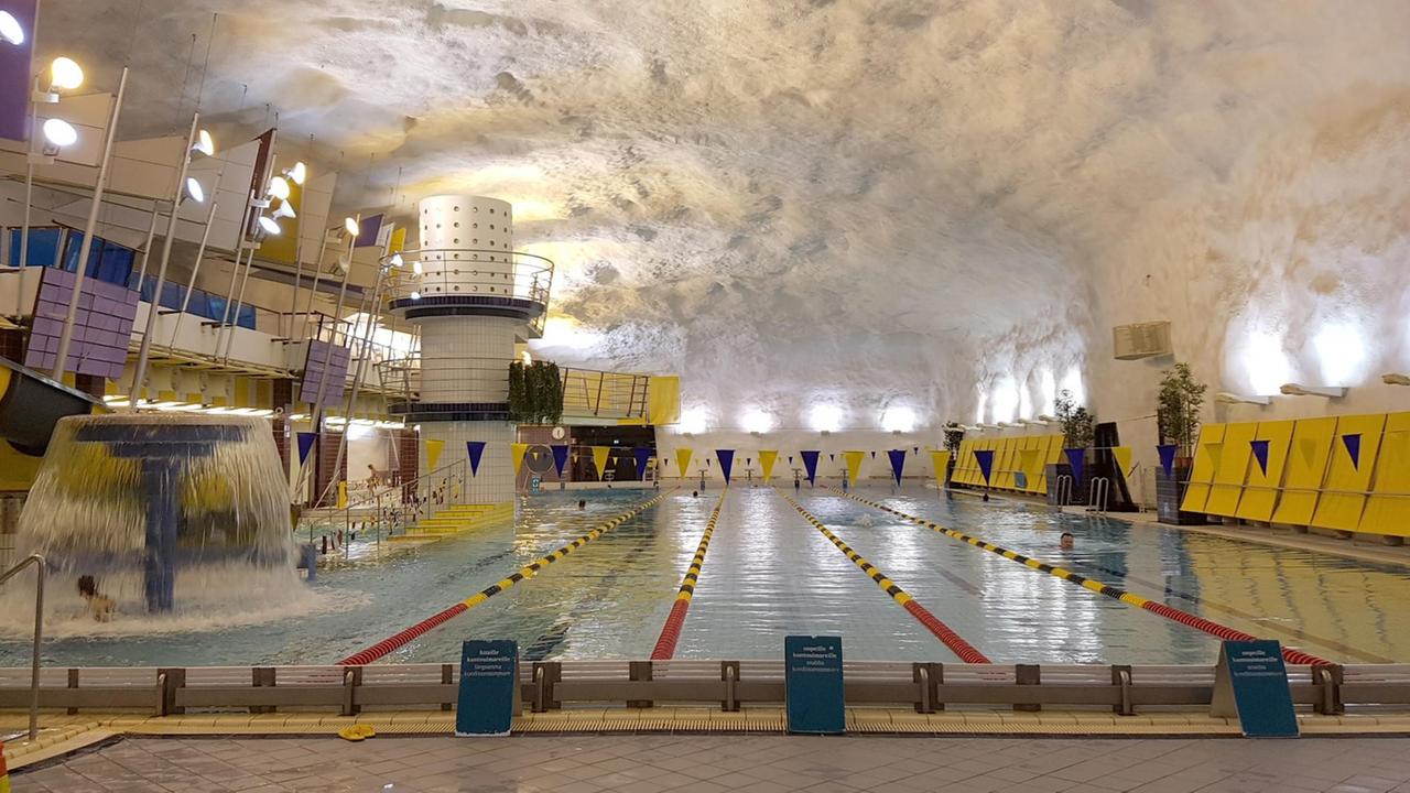 Innenansicht des Schwimmbads Itäkeskus bei Helsinki Innenansicht des Schwimmbads Itäkeskus bei Helsinki