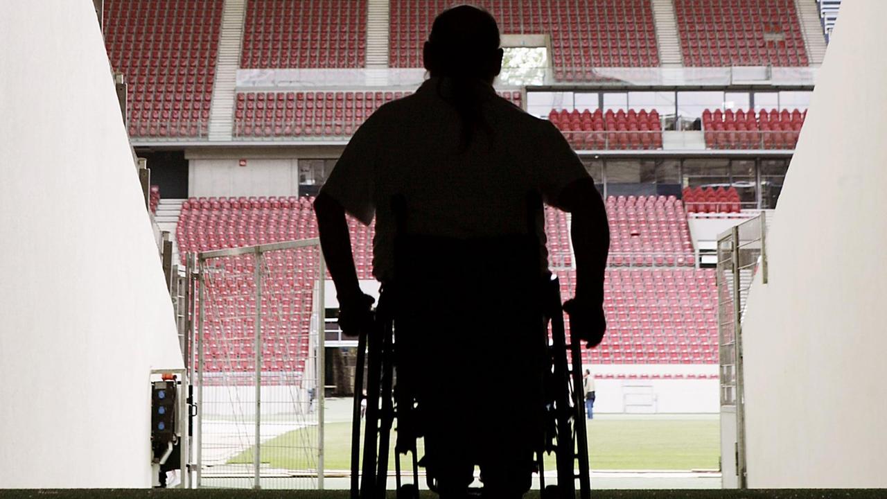 Johann Kreiter fährt mit seinem Rollstuhl in das leere Gottlieb-Daimler-Stadion in Stuttgart. Johann Kreiter fährt mit seinem Rollstuhl in das leere Gottlieb-Daimler-Stadion in Stuttgart.