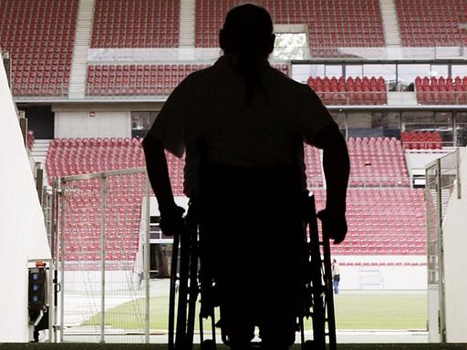 Johann Kreiter fährt mit seinem Rollstuhl in das leere Gottlieb-Daimler-Stadion in Stuttgart.