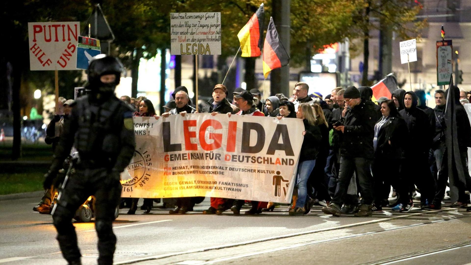 Demonstrierende Mitglieder des islamkritischen Legida-Bündnisses, hier am 12.10.2015 Demonstrierende Mitglieder des islamkritischen Legida-Bündnisses, hier am 12.10.2015