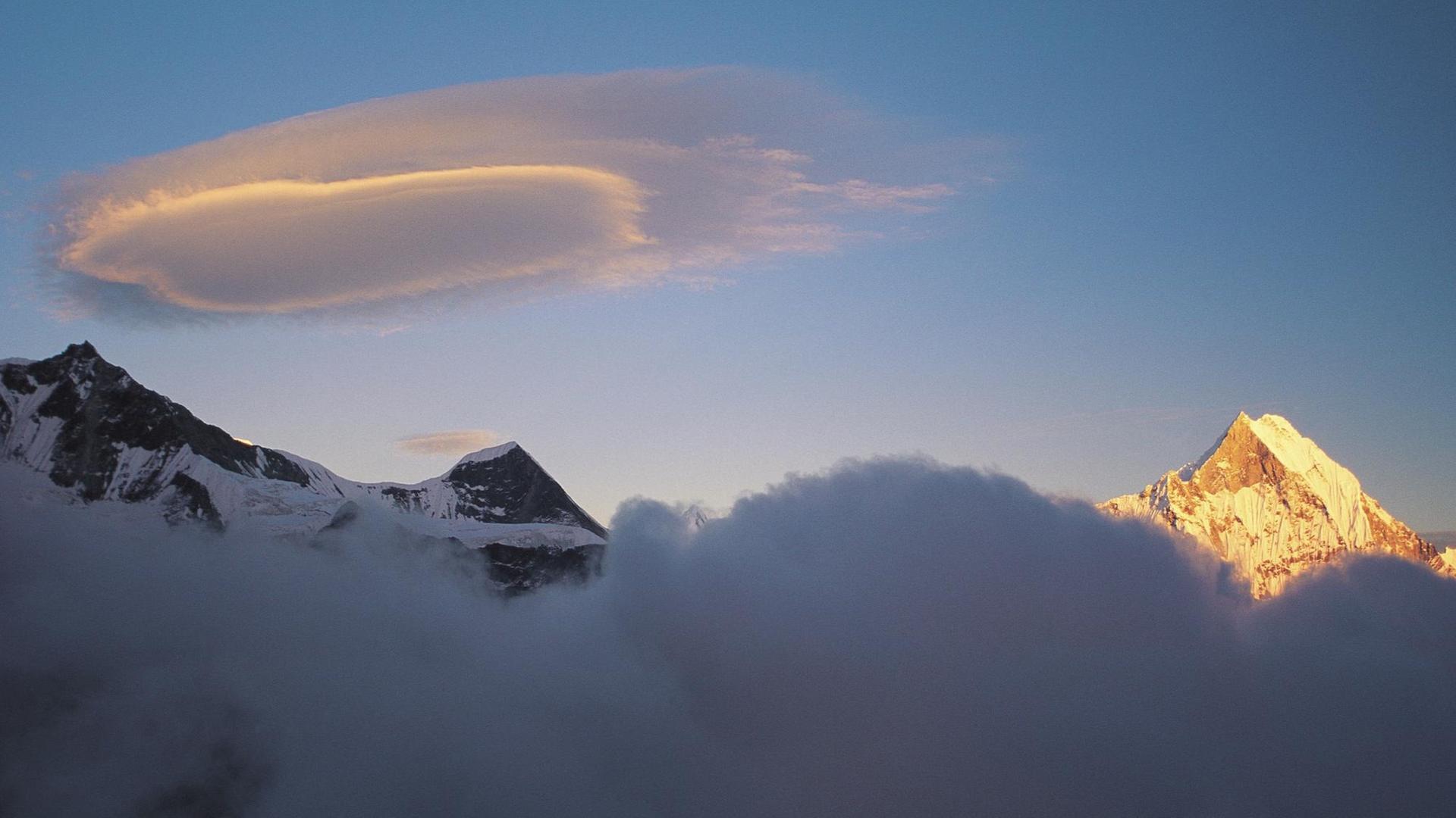 Der wolkenbehangene Gipfel des Annapurna in Nepal.