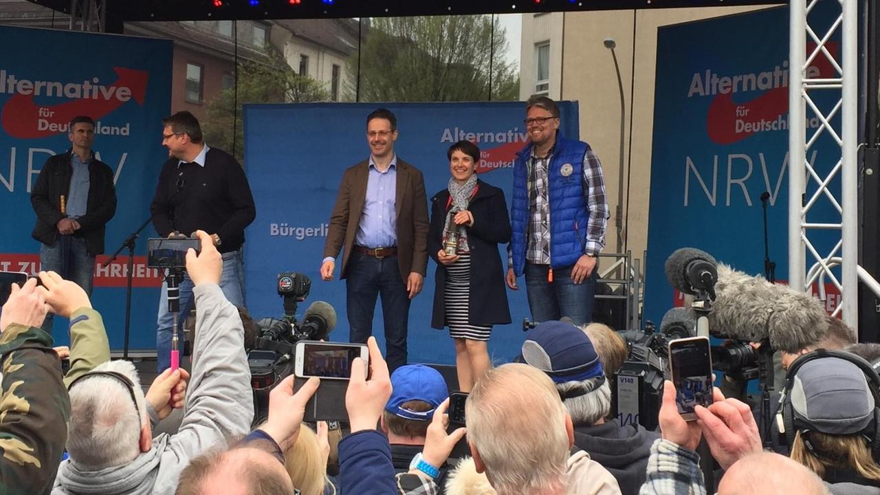 Wahlkampfauftakt der NRW-AfD: Die Parteispitze von links nach rechts - Marcus Pretzell, Frauke Petry und Guido Reil Wahlkampfauftakt der NRW-AfD: Die Parteispitze von links nach rechts - Marcus Pretzell, Frauke Petry und Guido Reil