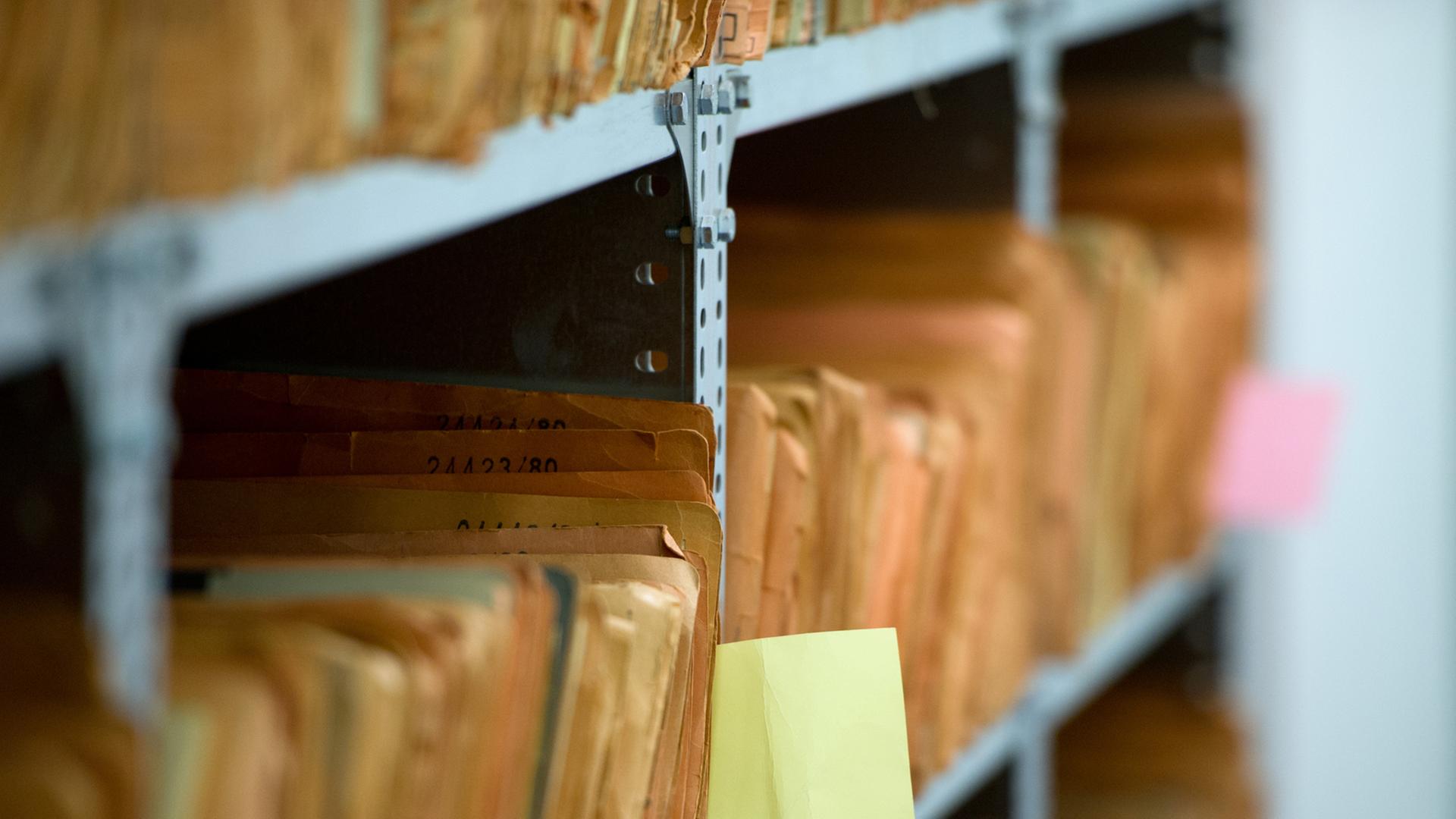 Aktenschränke in einem Gebäude des früheren Archivs der DDR-Staatssicherheit, aufgenommen am 13.07.2012 in Berlin. Aktenschränke in einem Gebäude des früheren Archivs der DDR-Staatssicherheit, aufgenommen am 13.07.2012 in Berlin.