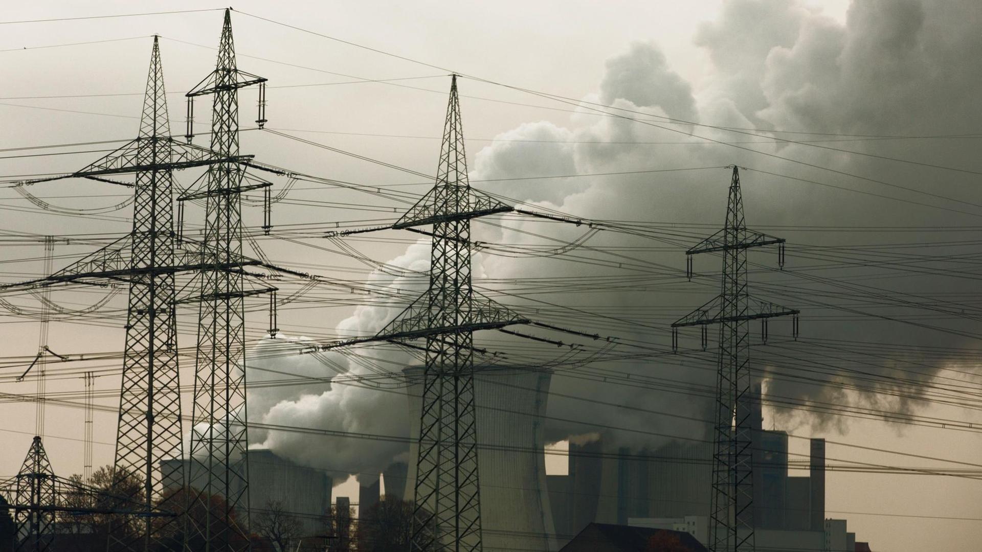 Dunkle Rauchwolken aus dem Braunkohlenkraftwerk von RWE in Neurath. Dunkle Rauchwolken aus dem Braunkohlenkraftwerk von RWE in Neurath.