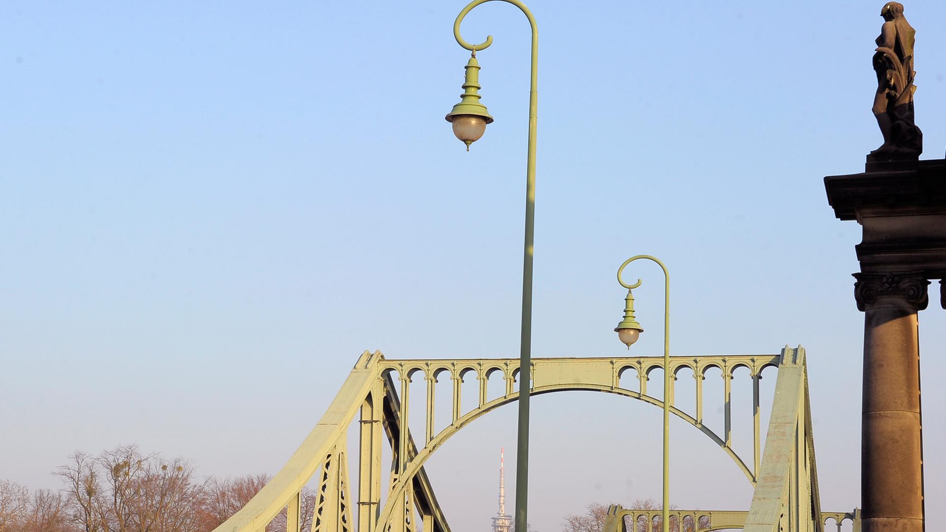 Die Glienicker Brücke zwischen Berlin und Potsdam (Aufnahme vom 16.02.2011). Bernd Settnik/lbn