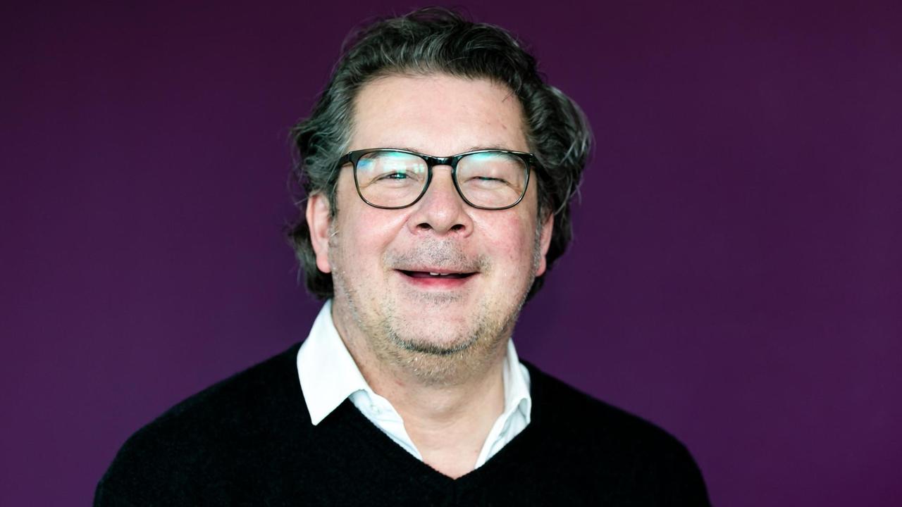 Der Generalintendant des Theaters Kiel, Daniel Karasek, schaut in die Kamera, aufgenommen am 8. März 2019 Der Generalintendant des Theaters Kiel, Daniel Karasek, schaut in die Kamera, aufgenommen am 8. März 2019