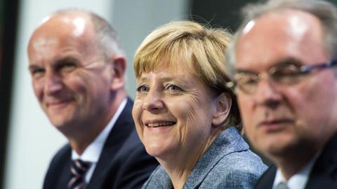 Bundeskanzlerin Angela Merkel (M, CDU), Dietmar Woidke (l, SPD), Ministerpräsident von Brandenburg und Reiner Haseloff (r, CDU), Ministerpräsident von Sachsen-Anhalt, äußern sich bei einer Pressekonferenz am 15.09.2015 nach der Sondersitzung der Ministerpräsidenten der Länder mit Bundeskanzlerin Merkel im Bundeskanzleramt in Berlin zur Asyl- und Flüchtlingspolitik.